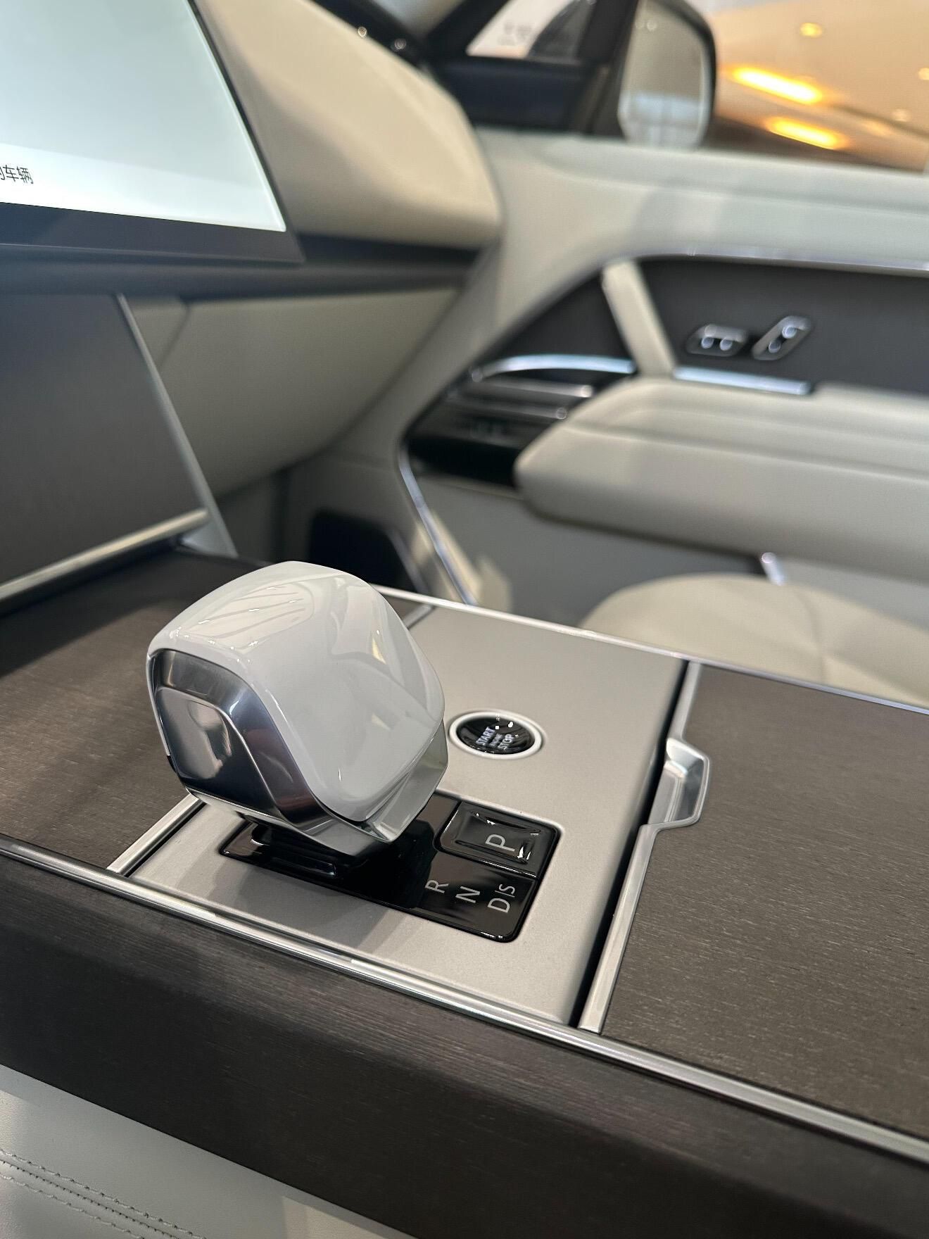 2025款路虎揽胜尊荣创世 以奢雅铸典范 以强悍拓疆界