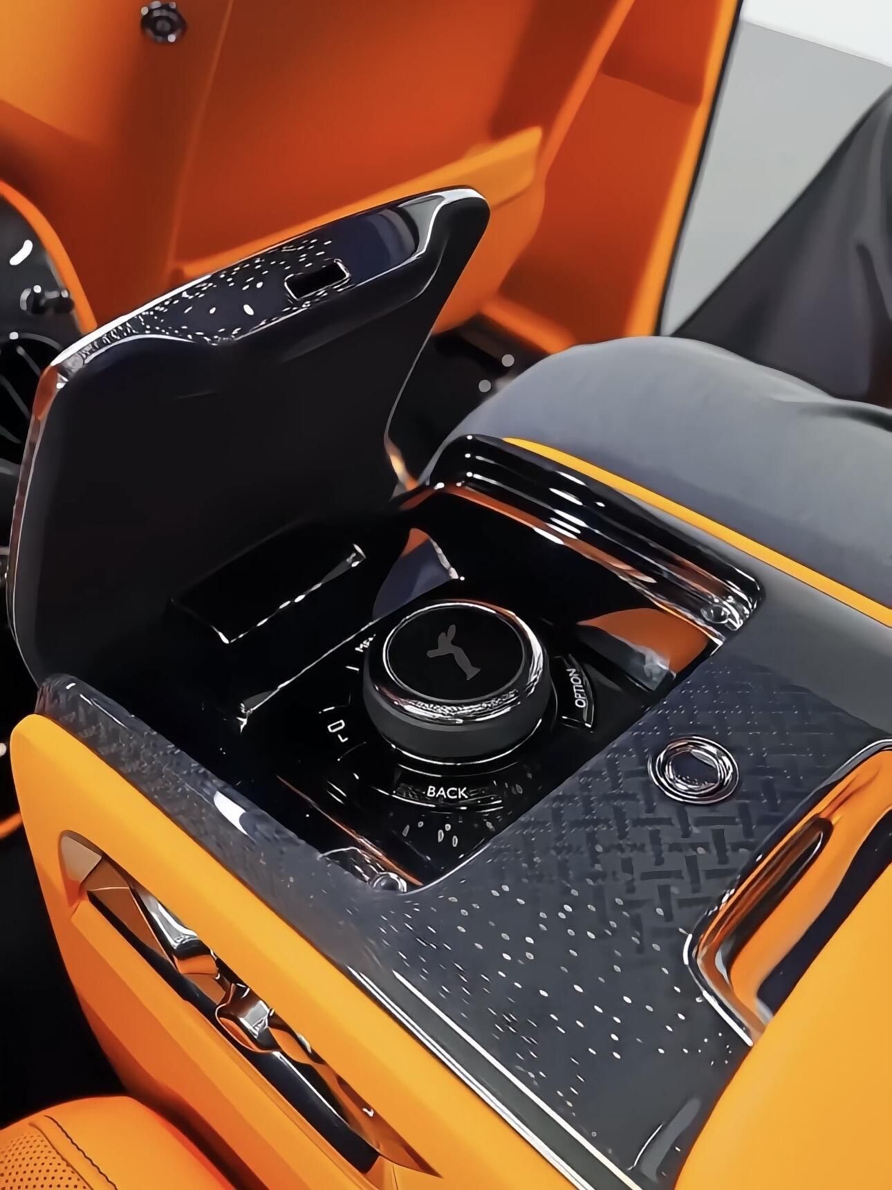 2025款劳斯莱斯库里南Black Badge 暗夜君王的奢享狂想 780万起