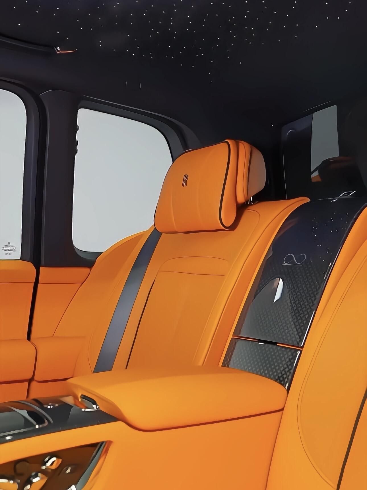 2025款劳斯莱斯库里南Black Badge 暗夜君王的奢享狂想 780万起