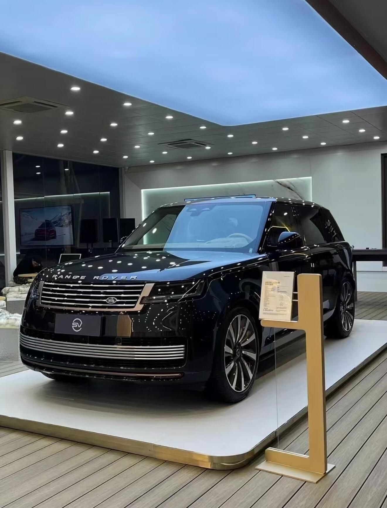 2025款路虎揽胜尊荣创世 以奢雅铸典范 以强悍拓疆界