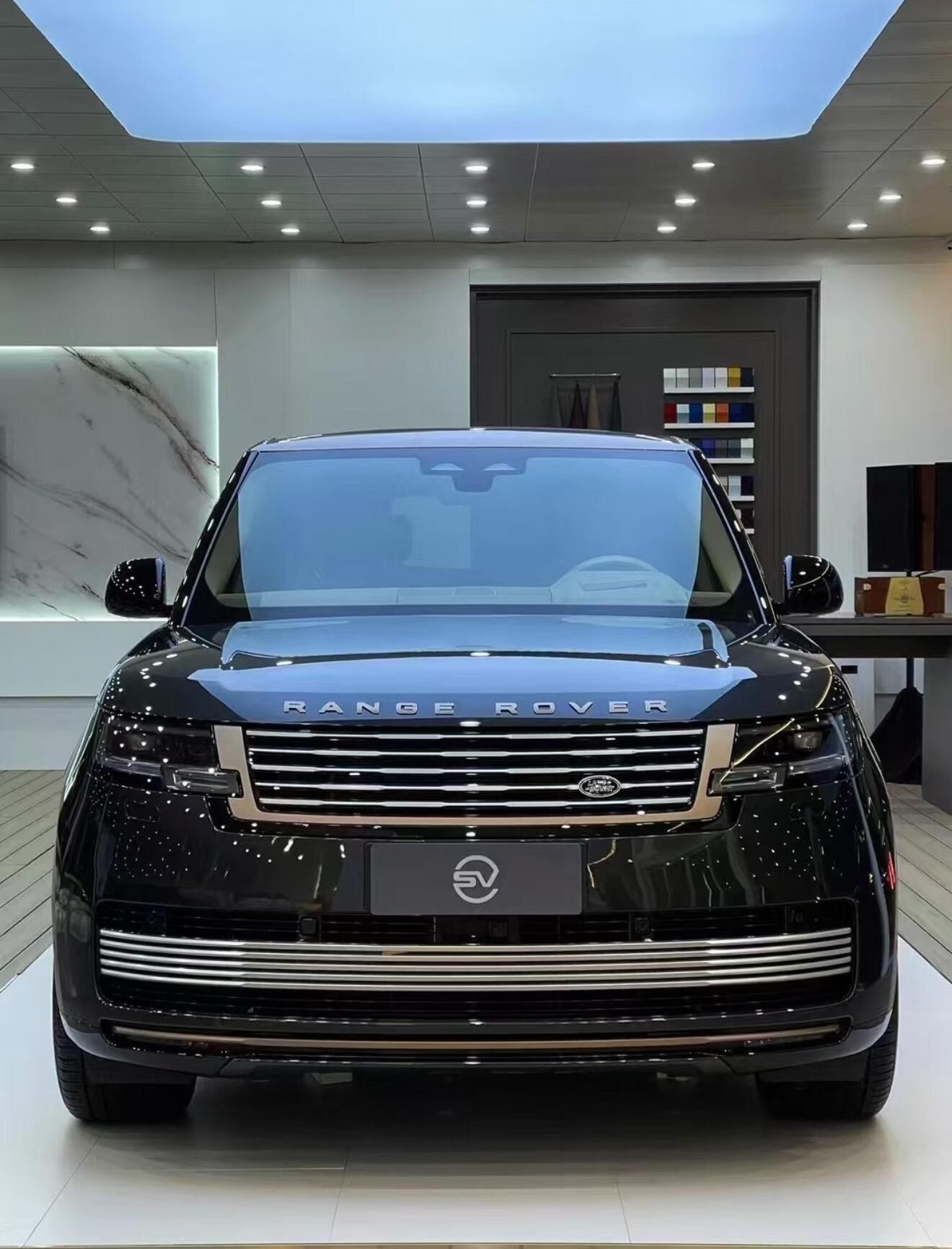 2025款路虎揽胜尊荣创世 以奢雅铸典范 以强悍拓疆界