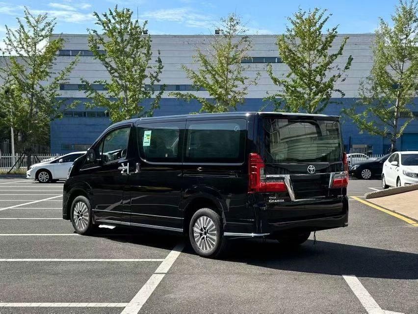 2025款丰田格兰维亚 2.8T 柴油萨尔法皇家游艇版最新价格