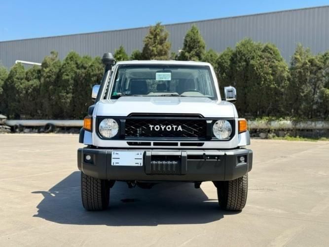 豐田FJ酷路澤4000犀利個性外表和獨(dú)具匠心的復(fù)古風(fēng)格