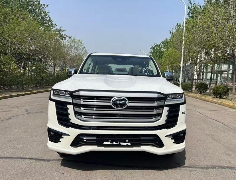 24款中东版陆地巡洋舰3.5 VXR 真皮版英雄版最新报价