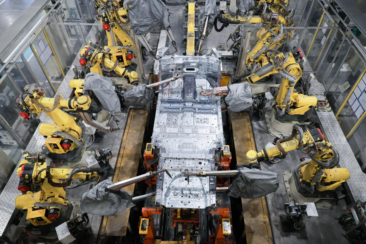 华系豪华破圈!岚图泰山车主探厂,解锁智造与安全双重密码