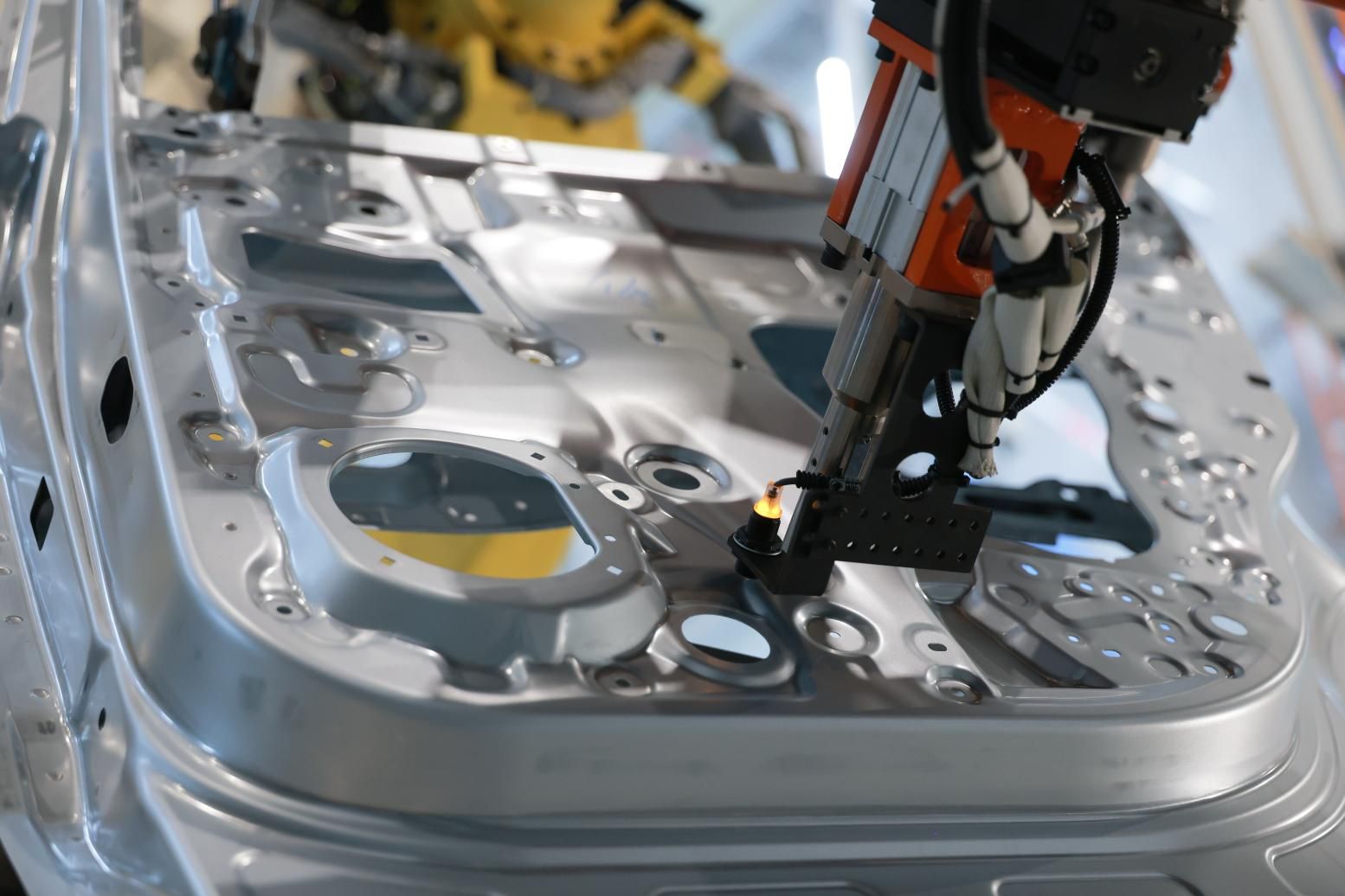 华系豪华破圈!岚图泰山车主探厂,解锁智造与安全双重密码