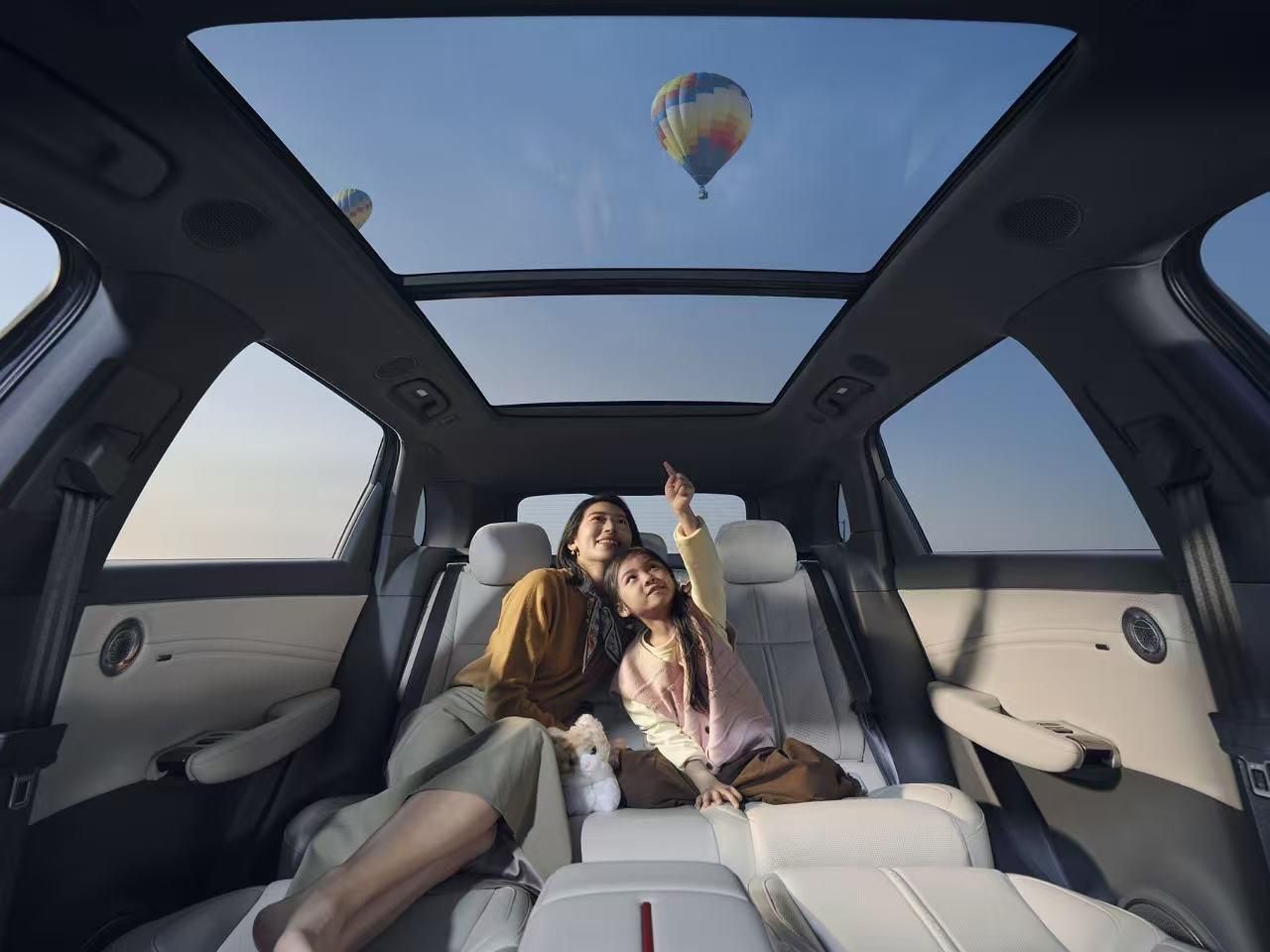 以最高礼遇致敬用户信赖，红旗HS6 PHEV万人交付仪式隆重启幕