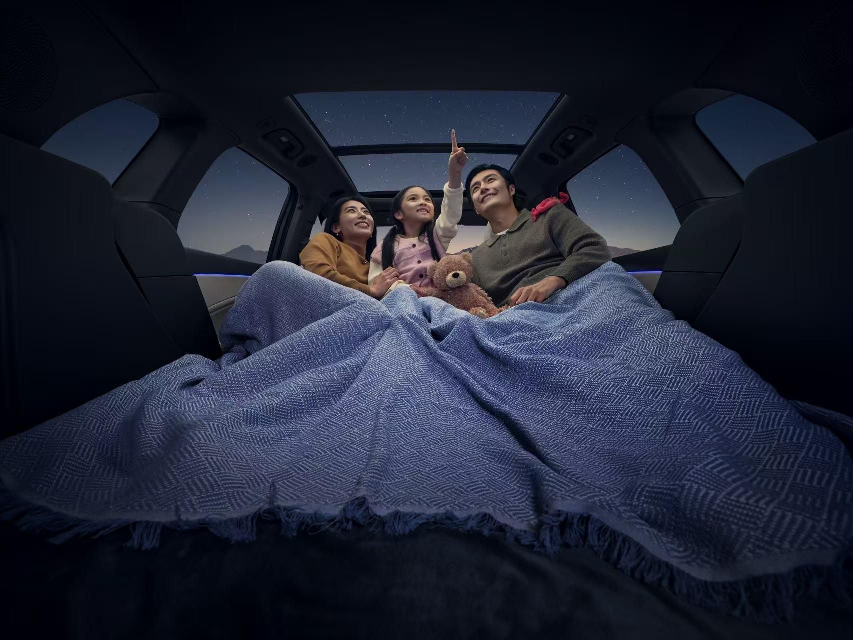 以最高礼遇致敬用户信赖，红旗HS6 PHEV万人交付仪式隆重启幕