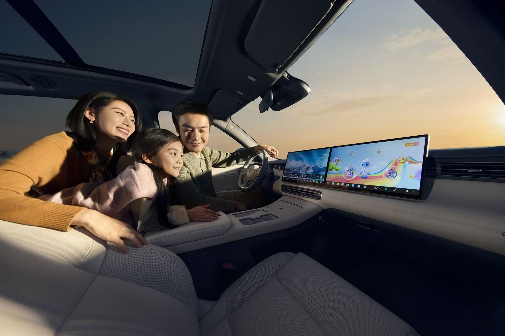 以最高礼遇致敬用户信赖，红旗HS6 PHEV万人交付仪式隆重启幕