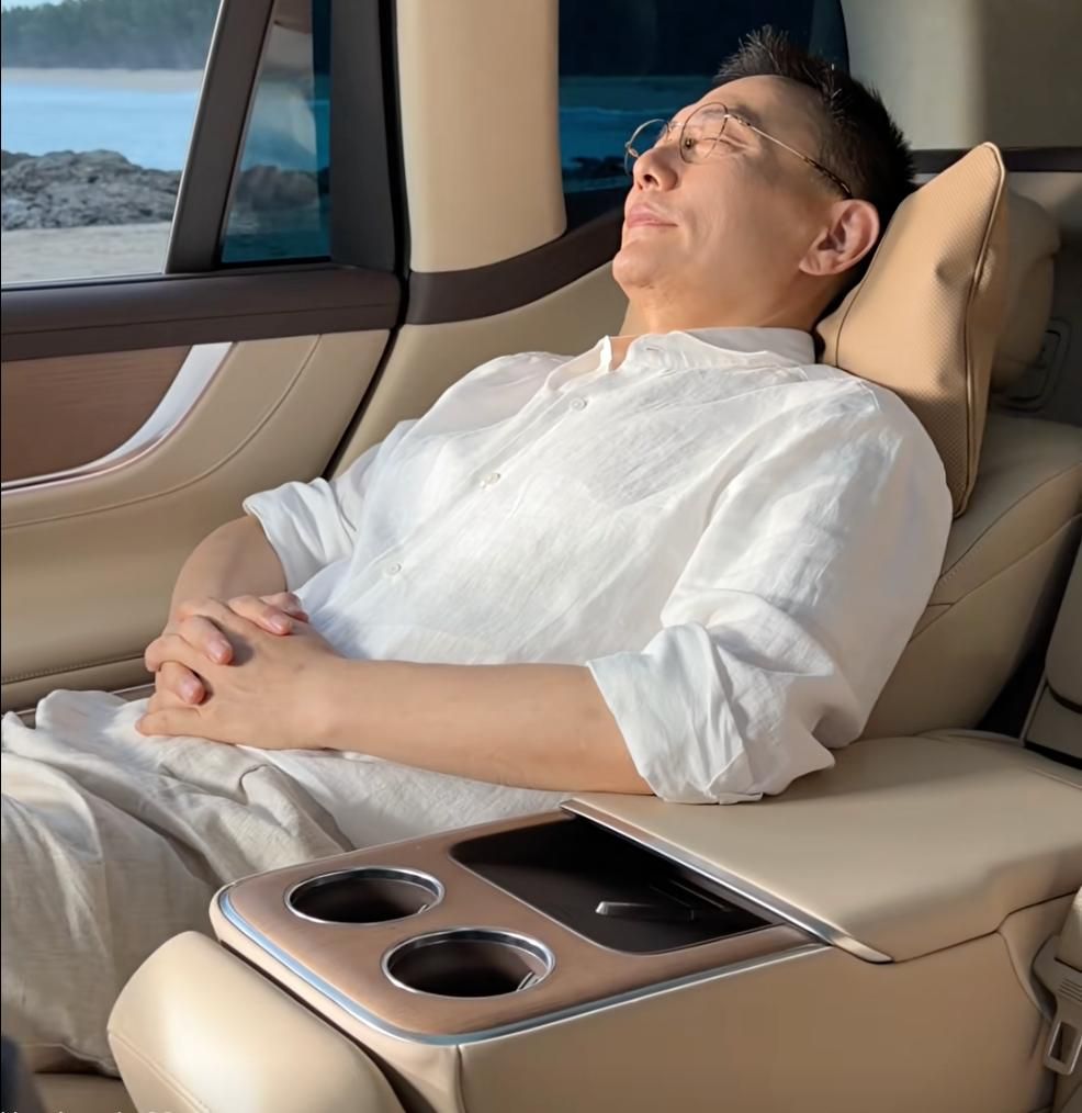 问界M9穿越4000公里，携手罗振宇开启知识跨年新征程