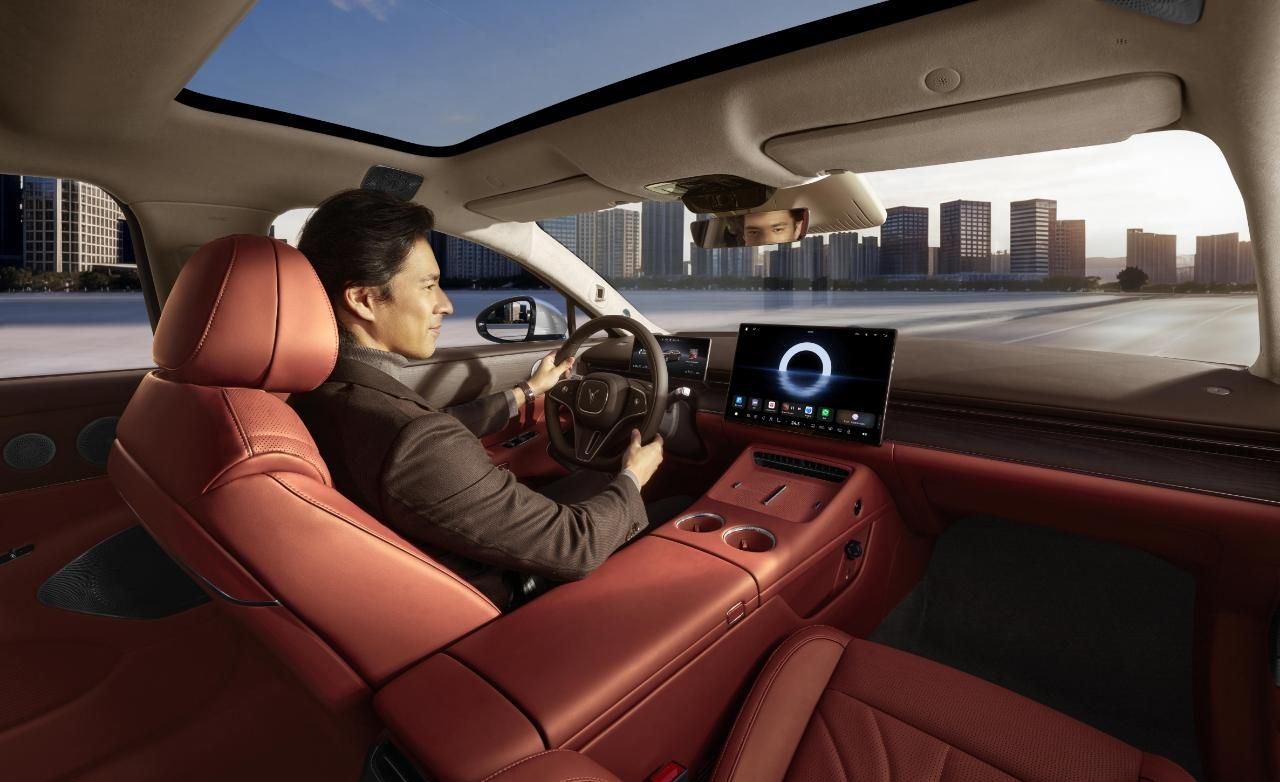 首款800V插混豪华轿车,捅穿了谁的溢价?