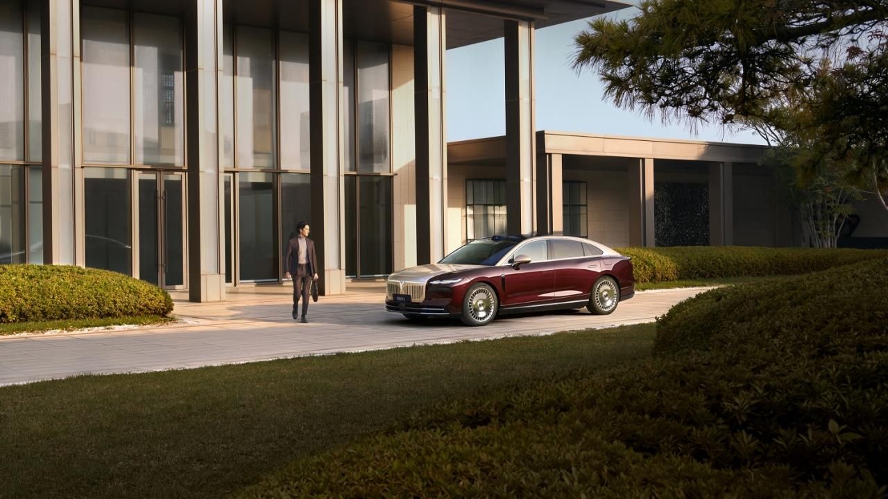 首款800V插混豪华轿车,捅穿了谁的溢价?