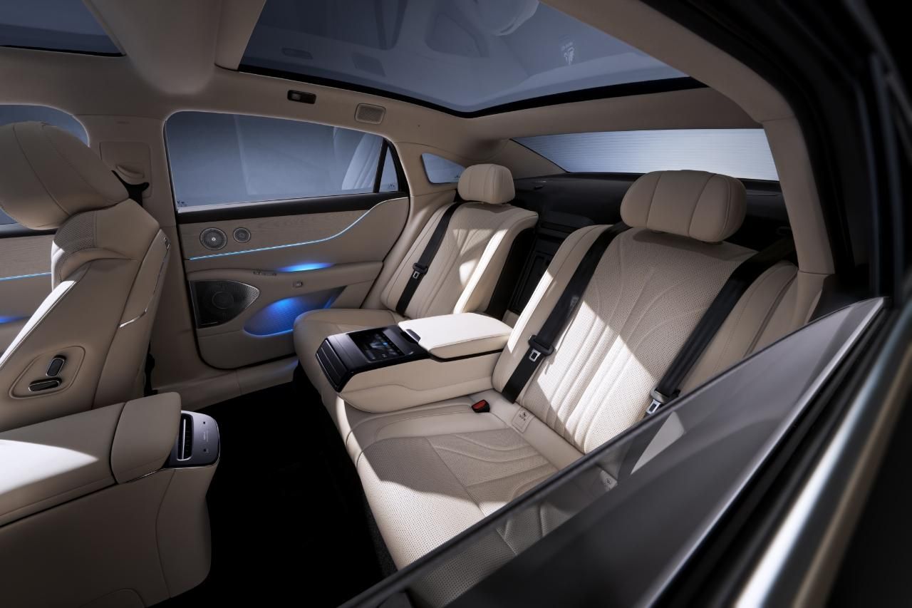 首款800V插混豪华轿车,捅穿了谁的溢价?