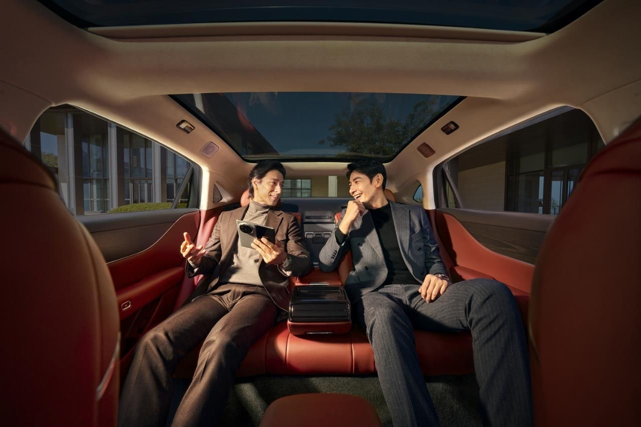 首款800V插混豪华轿车,捅穿了谁的溢价?