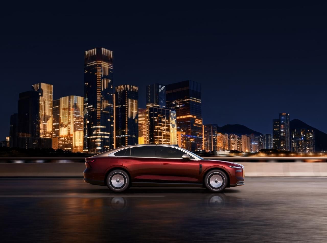 首款800V插混豪华轿车,捅穿了谁的溢价?