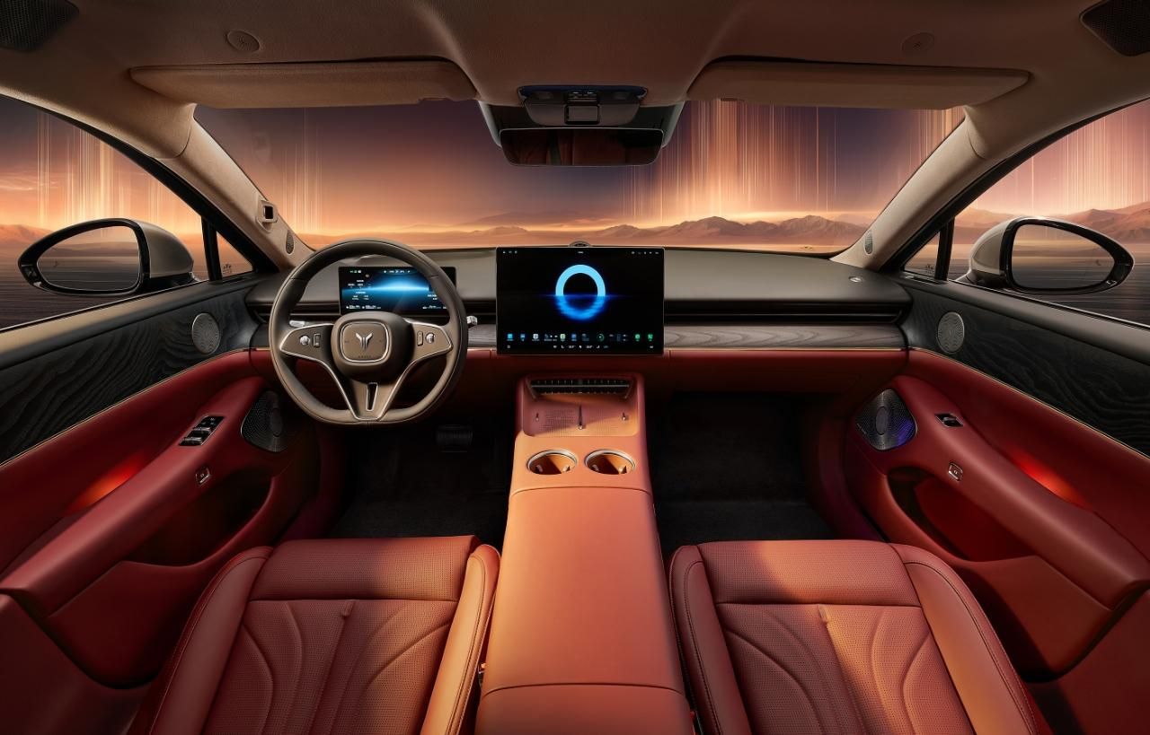 首款800V插混豪华轿车,捅穿了谁的溢价?