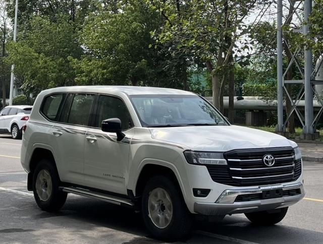  2026款丰田兰德酷路泽3300尽情释放硬派越野性能