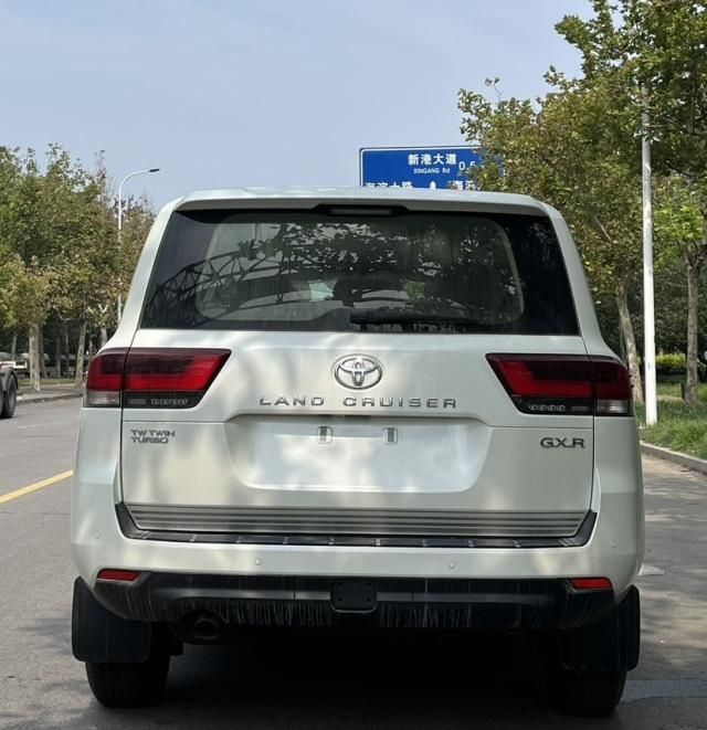  2026款丰田兰德酷路泽3300尽情释放硬派越野性能