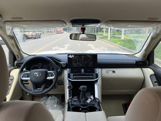  2026款丰田兰德酷路泽3300尽情释放硬派越野性能