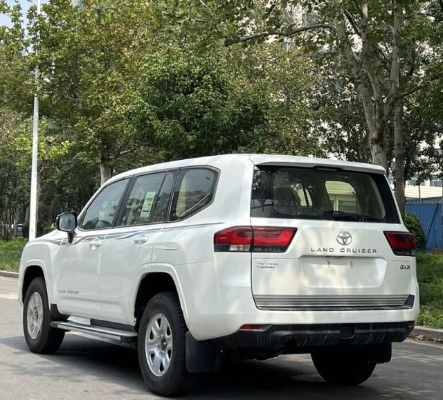  2026款丰田兰德酷路泽3300尽情释放硬派越野性能