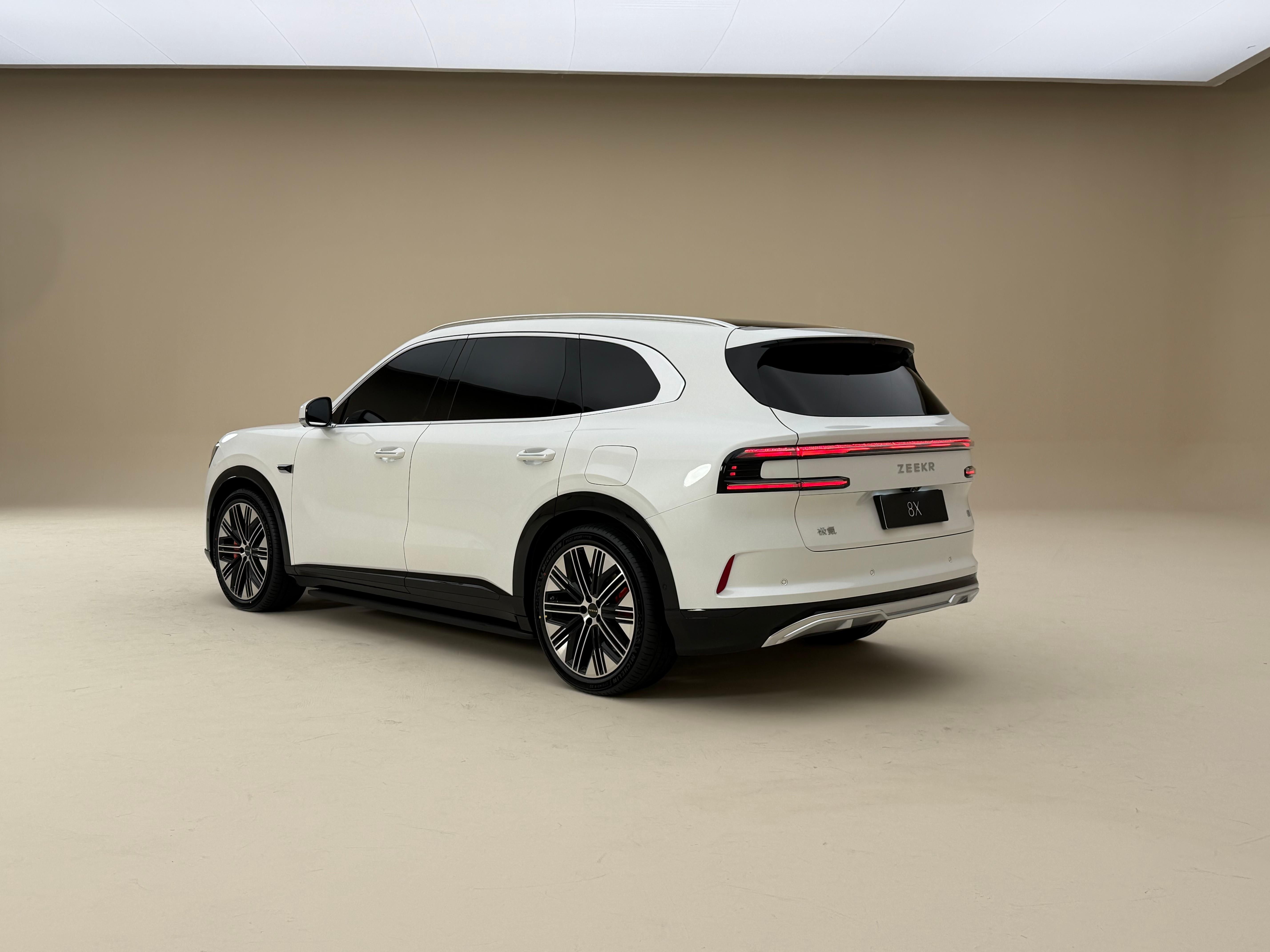 极氪 8X 静态首拍：不是小号9X，这是爆款的节奏？