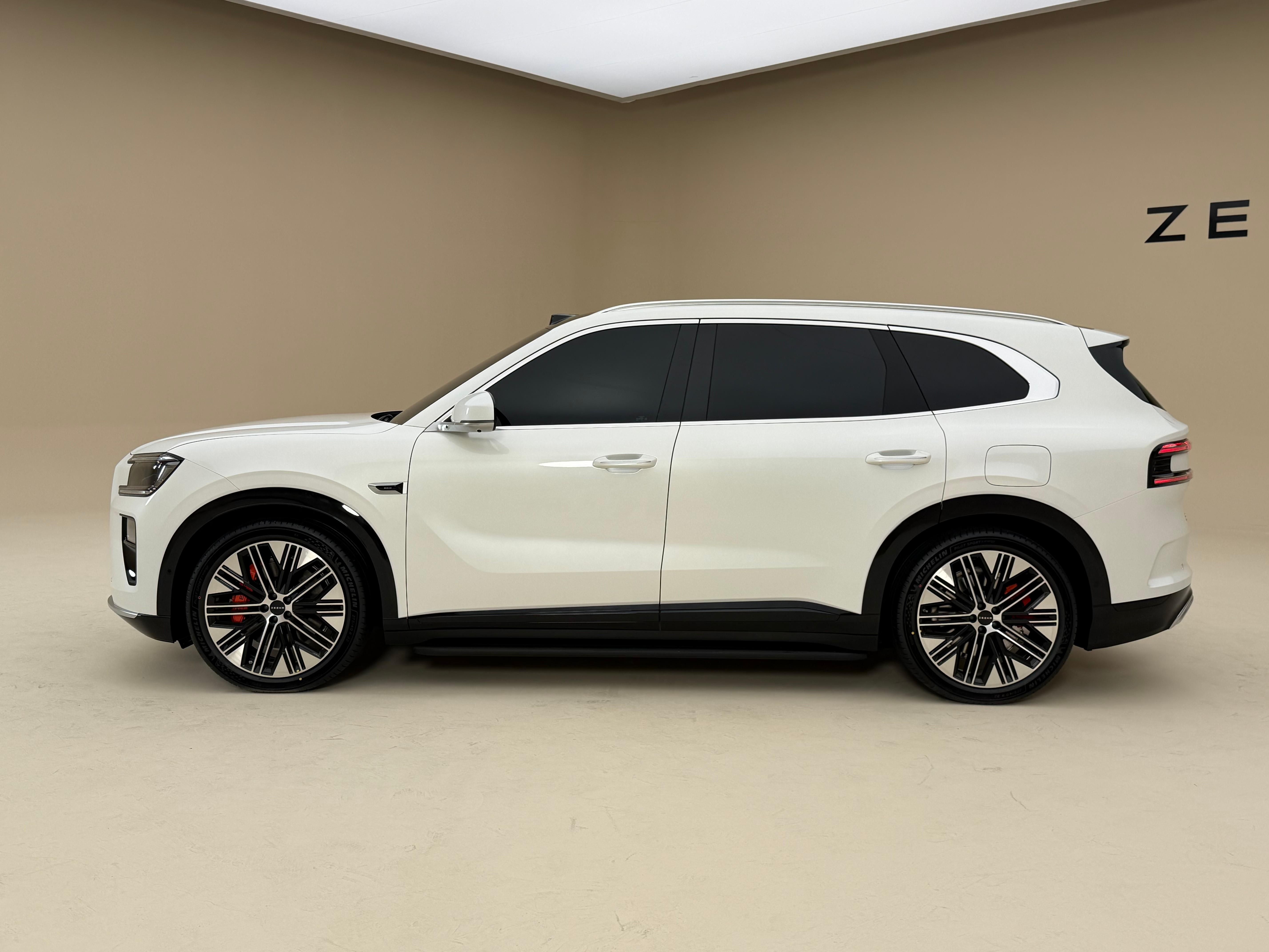 极氪 8X 静态首拍：不是小号9X，这是爆款的节奏？