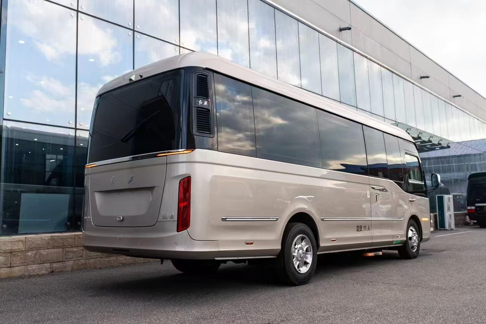 26年红旗国悦尊享移动行宫：红旗国悦12座车型配置解析 