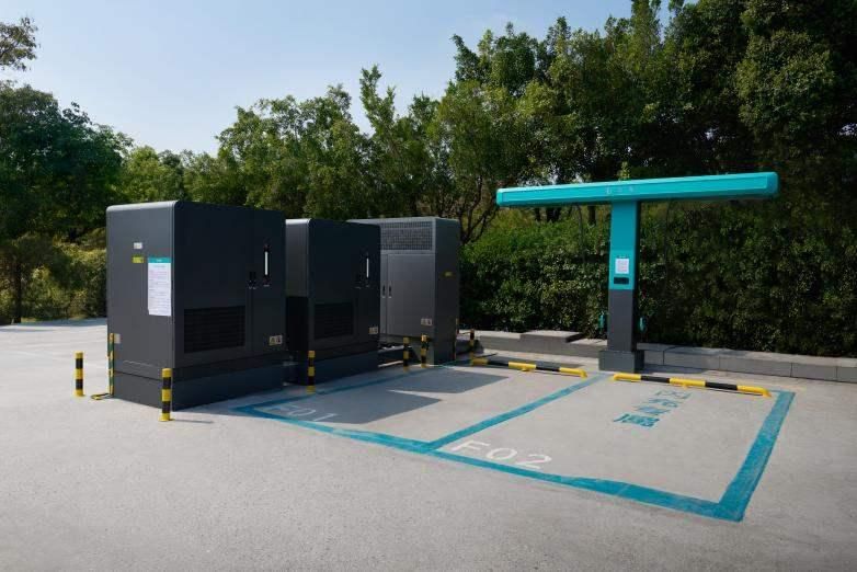  第二代刀片电池+闪充技术发布 比亚迪引领新能源迈入闪充时代 