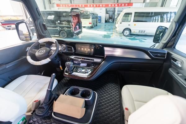 26年红旗国悦4S店总部联系电话13261183333 总经理