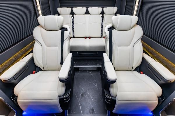 26年红旗国悦12座红旗国悦4s店现车