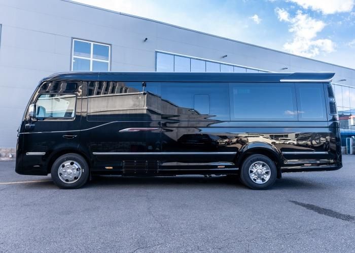 红旗国悦12座黑武士定制款源头工厂报价(图2)