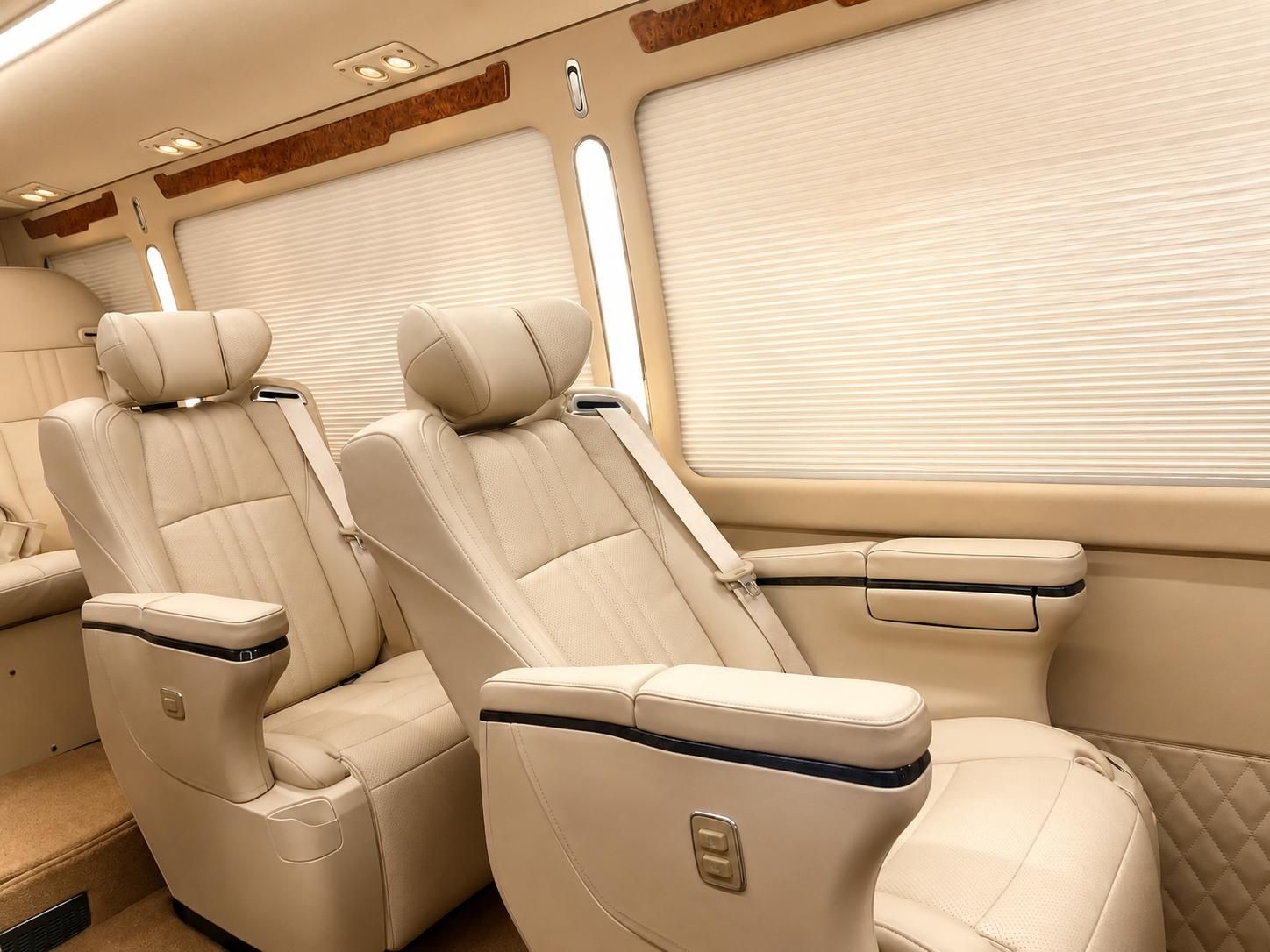 香槟金考斯特12座无隔屏通舱版适合哪些商务接待场景深度解析