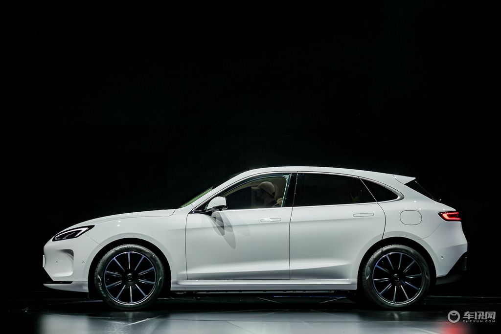 首搭HUAWEI DATS/售价28.86万元起 AITO首款纯电车型问界M5上市