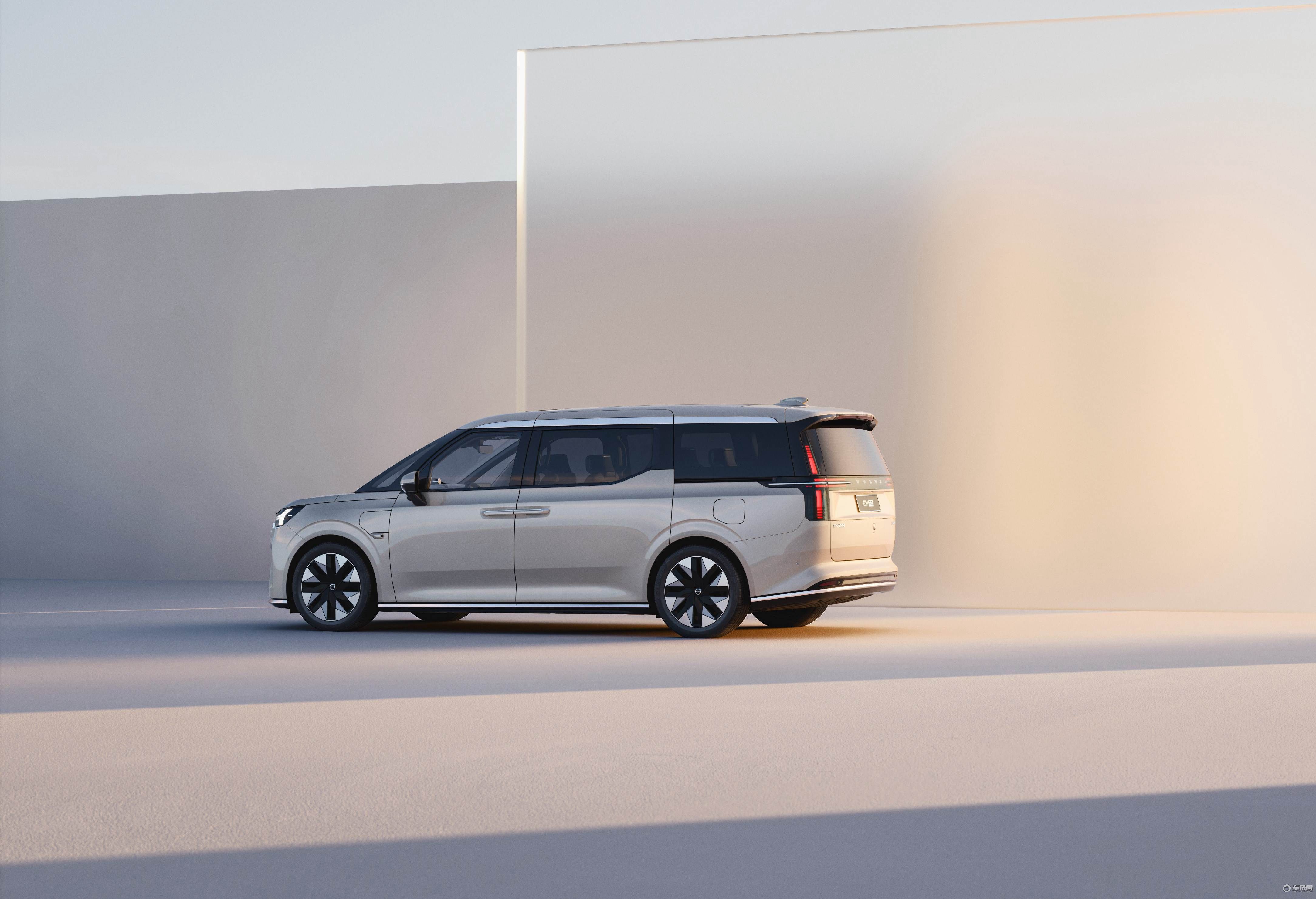 开启豪华MPV新时代 沃尔沃首款纯电豪华MPV EM90售价81.8万元