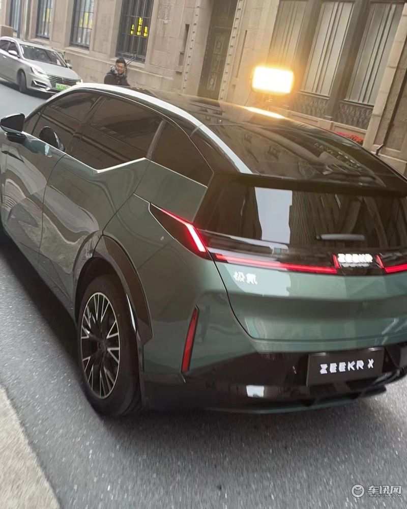 定位为紧凑型纯电SUV 极氪X实车曝光 