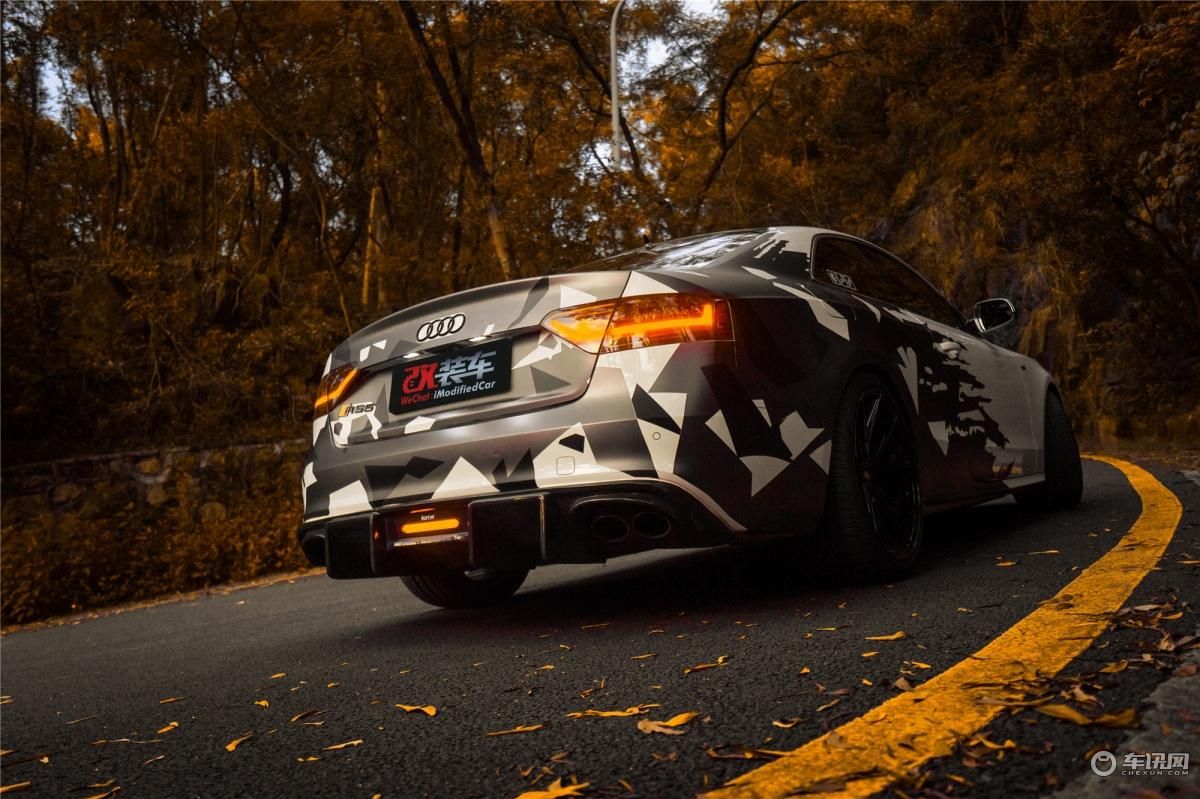 车头挂上小黄鸭车尾贴上迷彩拉花看着这辆奥迪s5真养眼