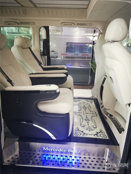 奔驰商务车威霆V260L改装案例 隔断电视地板星空顶