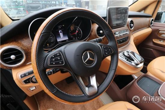 奔驰商务车七座国六现车促销，直降10万。优惠热线：4009609396