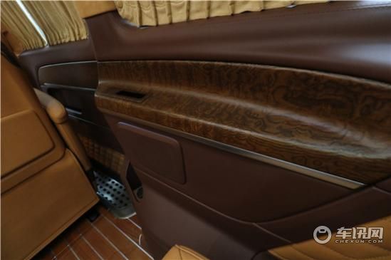 奔驰商务车七座国六现车促销，直降10万。优惠热线：4009609396