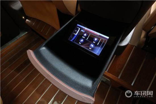 奔驰商务车七座国六现车促销，直降10万。优惠热线：4009609396