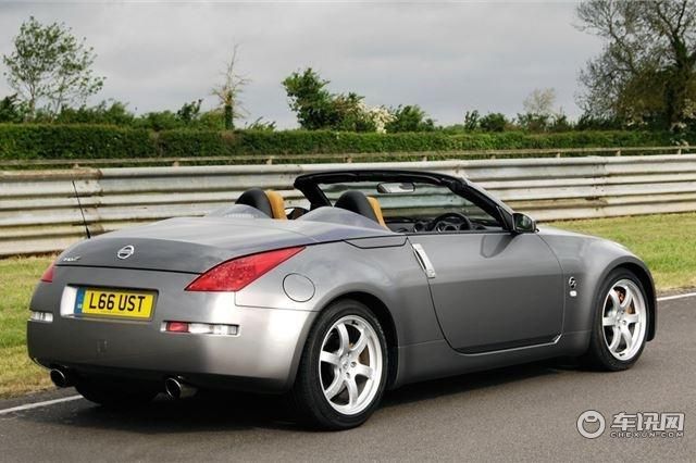 Nissan-350Z-Roadster-(2).jpg