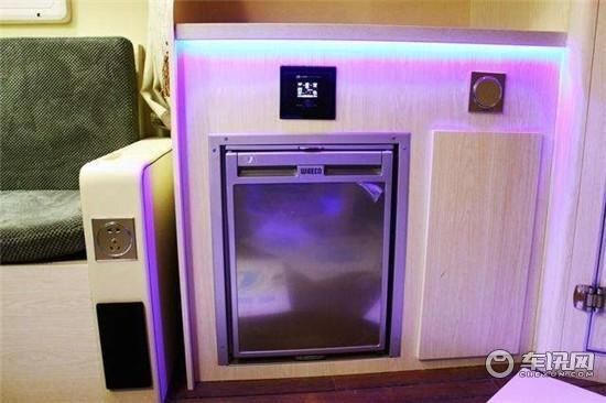乌尼莫克改装越野房车穿林下河、征战沙漠