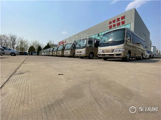 丰田考斯特改装商务车，考斯特后备箱容量可以容纳7个高尔夫球包
