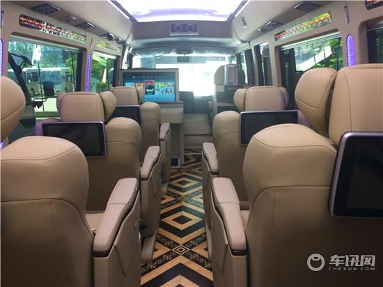 变得更有豪华感！实拍2019款丰田考斯特15座豪华版商务车