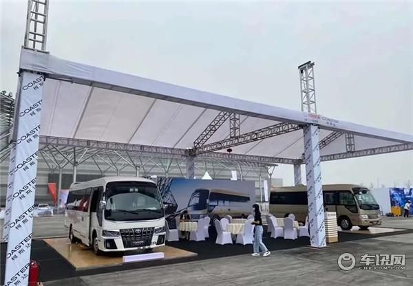 丰田考斯特13座VIP版 13座豪华版现车