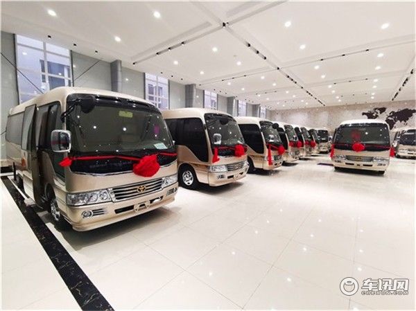 丰田考斯特12座报价多少 米黄金4.0现车