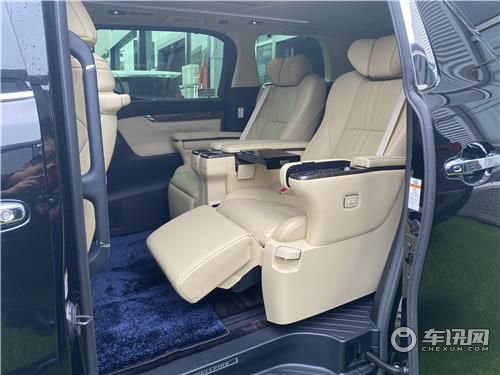 20款丰田埃尔法2.5L混动版丰田高端MPV 
