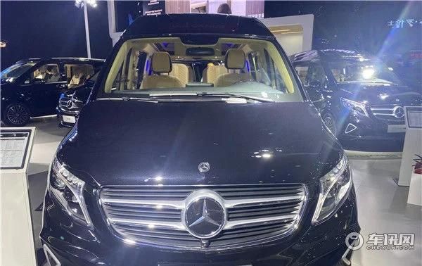 奔驰V260L 定制版 独有星徽标霸气彰显内饰精美设计