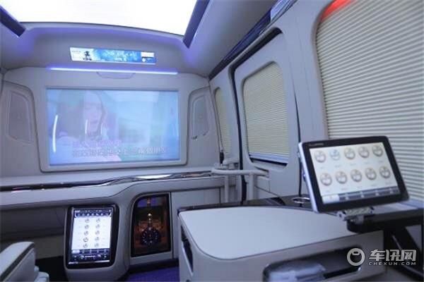 丰田考斯特16座价格米黄金色内饰配置