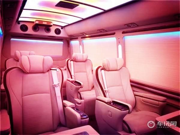 丰田考斯特16座价格米黄金色内饰配置